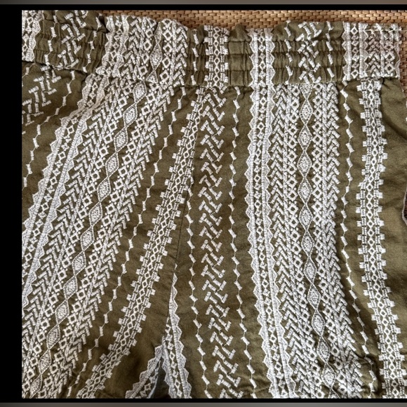 House of Harlow 1960 Olive Embroidered Shorts Size Small - Picture 3 of 4